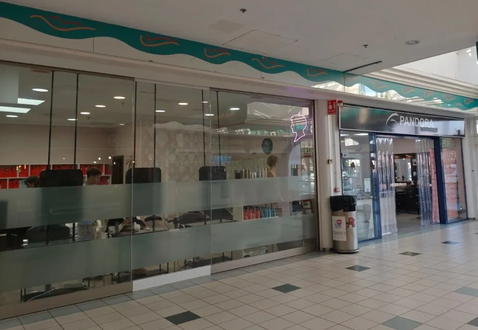 Fachada exterior de Pandora Peluquería en el C.C. Alcampo Utebo